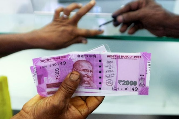 Timing To Withdraw 2000 Currecy Is Peculiar?