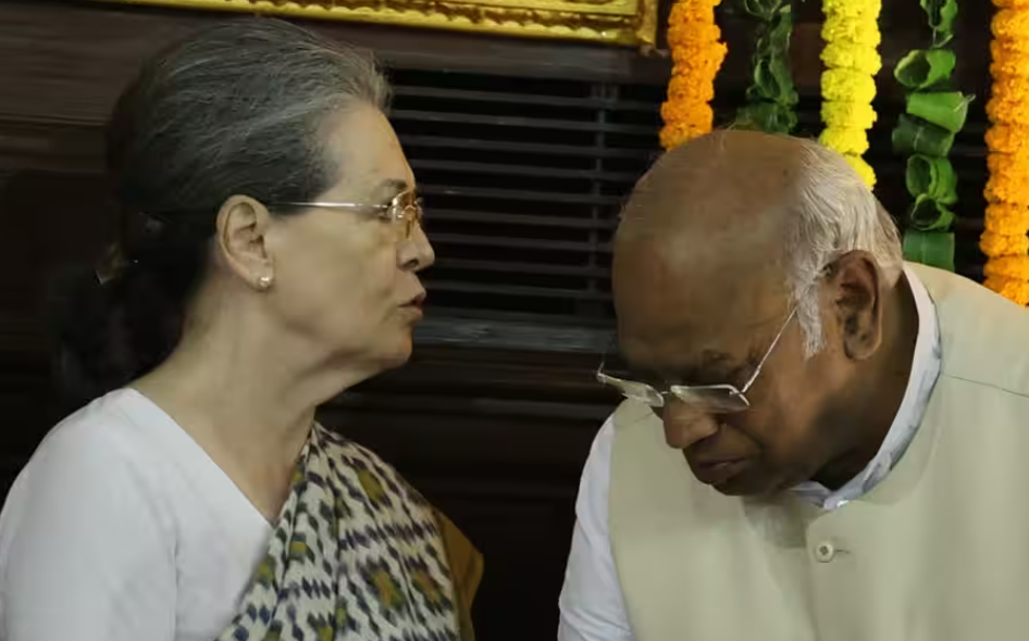 Congress Took Almost A Year To Form Congress Working Commitee?