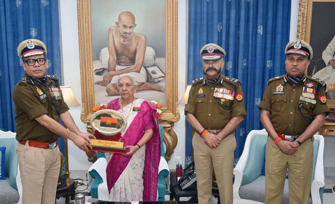 UP Police Celebrates Flag Day, DGP Presents Momento To Governor