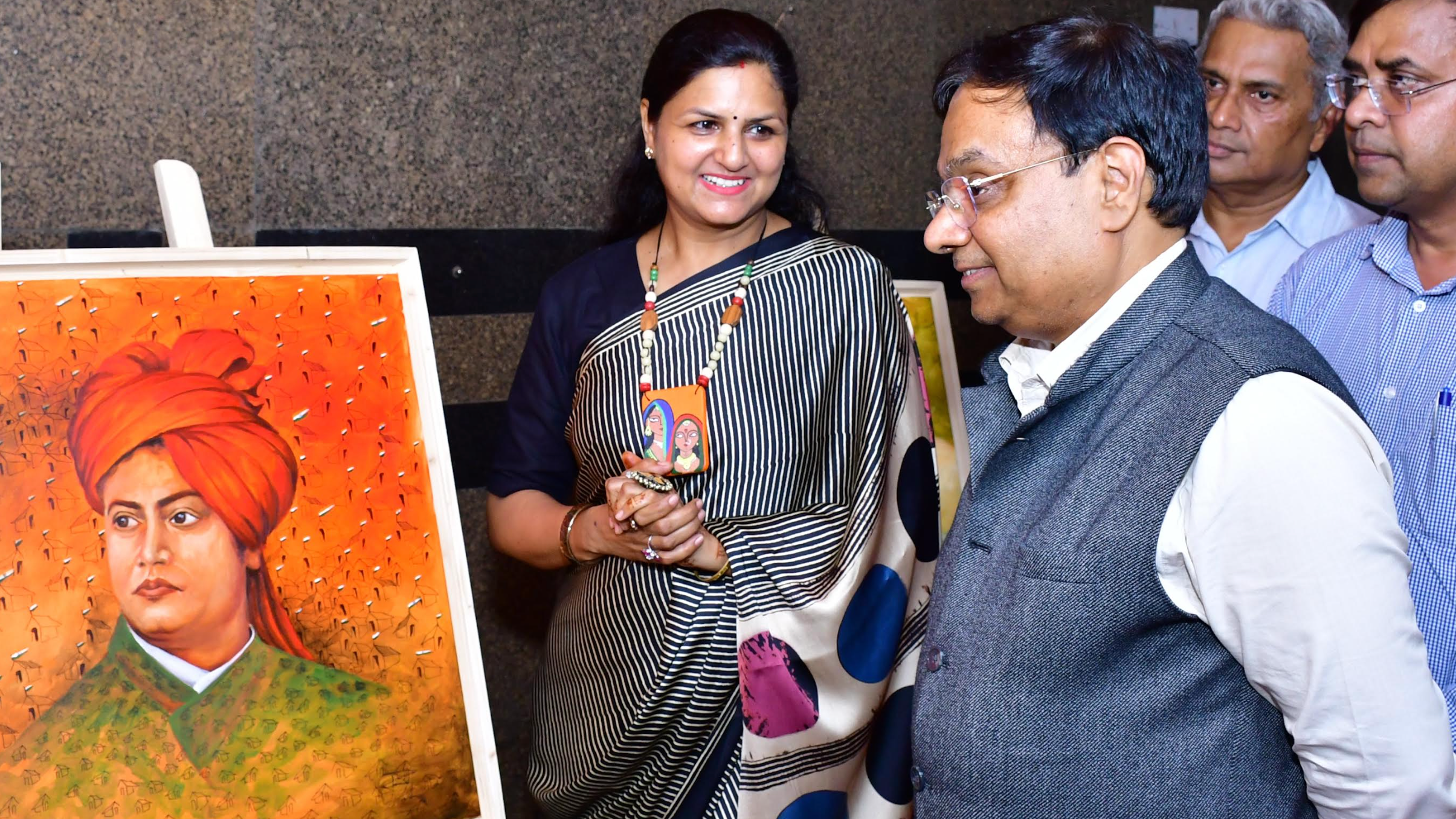 NDMC Chairman Manoj Kumar Dwivedi felicitates the prominent artists of the 10-day Har Ghar Tiranga Art Exhibition