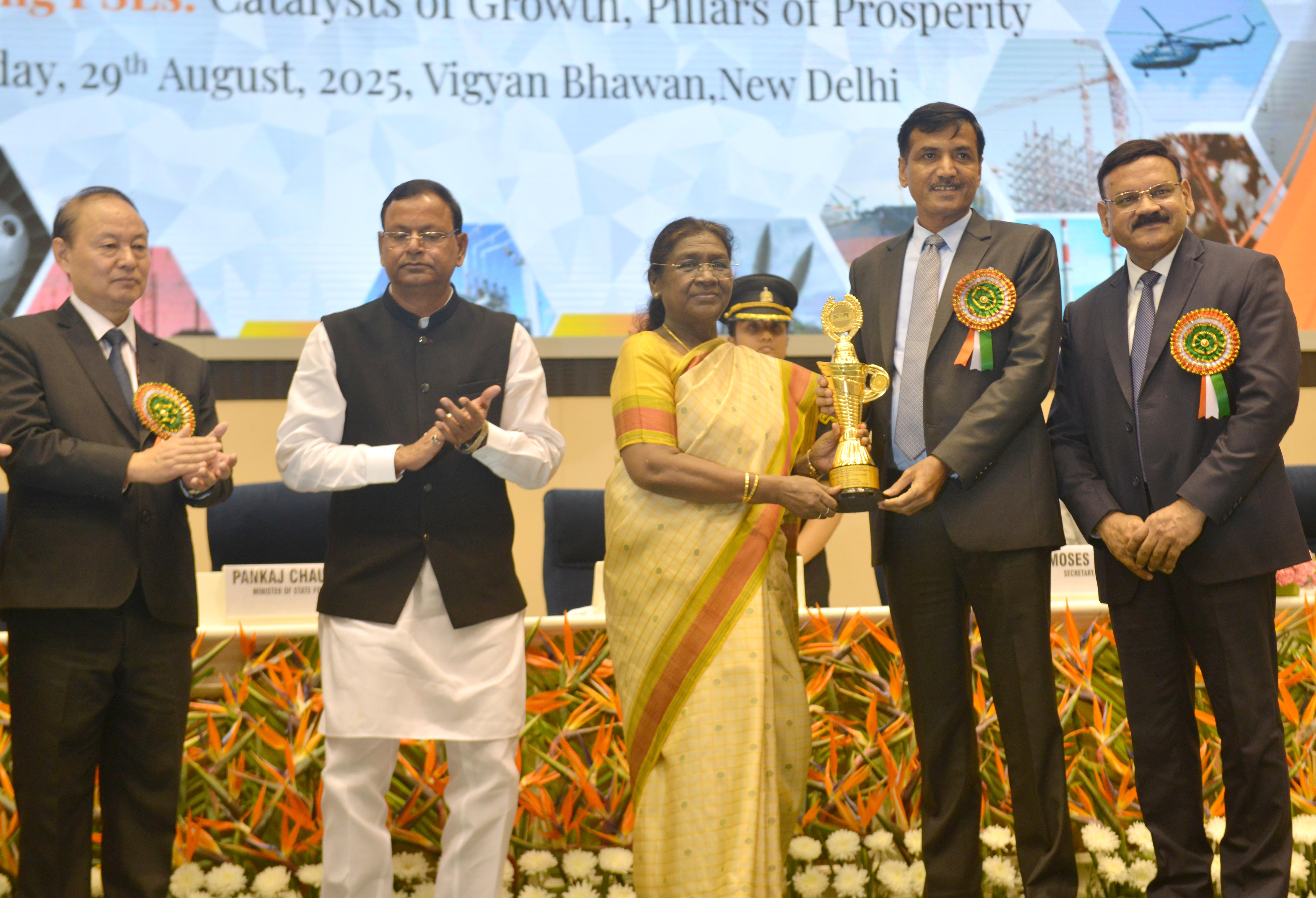 Hon’ble President Confers SCOPE Eminence Award in  HR Management to POWERGRID